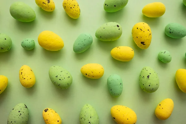 Κίτρινα Και Πράσινα Πασχαλινά Αυγά Πράσινο Φόντο Ανοιξιάτικες Διακοπές Φωτογραφία Αρχείου