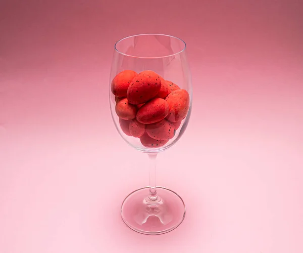 Κόκκινο Πασχαλινά Αυγά Ποτήρι Κρασί Ροζ Φόντο Ανοιξιάτικες Διακοπές Εικόνα Αρχείου