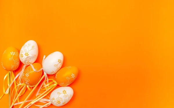 Πορτοκαλί Και Λευκά Πασχαλινά Αυγά Πορτοκαλί Φόντο Ανοιξιάτικες Διακοπές Φωτογραφία Αρχείου