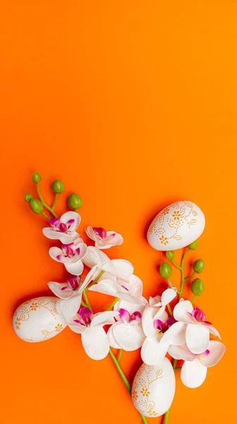 Λευκά Πασχαλινά Αυγά Και Λουλούδια Πορτοκαλί Φόντο Ανοιξιάτικες Διακοπές Εικόνα Αρχείου