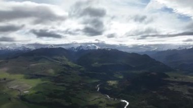 Şili 'nin Coyhaique kentindeki And Dağları üzerinde hava manzarası bulutlu. Yüksek kalite 4k görüntü