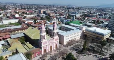 Şili 'deki kilise ve koloni binalarıyla merkez plazanın hava manzarası. Yüksek kalite 4k görüntü