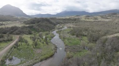 Coyhaique, Şili Patagonya 'da karlı tepelerle çevrili sakin dağ gölü. Yüksek kalite 4k görüntü