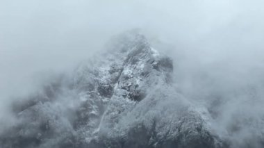 Şili 'nin Coyhaique kentindeki And Dağları üzerinde hava manzarası bulutlu. Yüksek kalite 4k görüntü