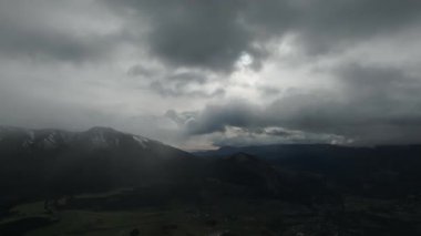 Şili 'nin Coyhaique kentindeki And Dağları üzerinde hava manzarası bulutlu. Yüksek kalite 4k görüntü