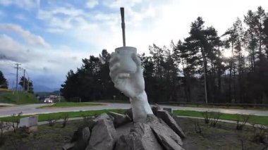 Sahne Manzarası 'ndaki Kayalardan Doğan Gerçeküstü Beyaz El Heykeli. Yüksek kalite 4k görüntü