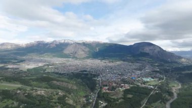 Şili 'nin Coyhaique kentindeki And Dağları üzerinde hava manzarası bulutlu. Yüksek kalite 4k görüntü