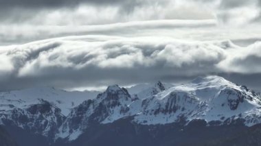 Şili 'nin Coyhaique kentindeki And Dağları üzerinde hava manzarası bulutlu. Yüksek kalite 4k görüntü