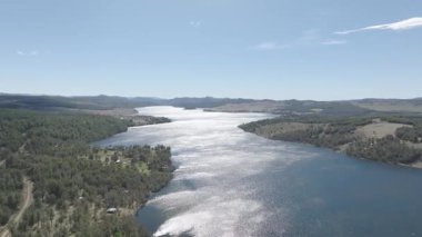 Coyhaique, Şili Patagonya 'da karlı tepelerle çevrili sakin dağ gölü. Yüksek kalite 4k görüntü