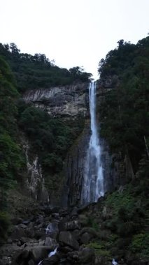 Japon tapınağının arkasındaki görkemli Nachi Şelalesi. Yüksek kalite 4k görüntü