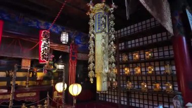 Fenerli ve geleneksel dekorlu Japon tapınağının içi aydınlık. Yüksek kalite 4k görüntü