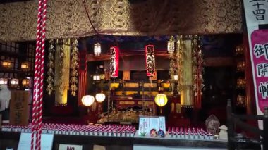 Fenerli ve geleneksel dekorlu Japon tapınağının içi aydınlık. Yüksek kalite 4k görüntü