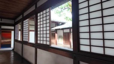 Daigo-ji Tapınağı Japonya 'nın Kyoto kentinde Sonbahar Akçaağacı ile çevrilidir. Yüksek kalite 4k görüntü