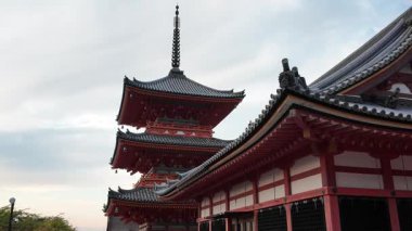 Japonya 'nın Kyoto kentinde sonbahar yapraklarıyla çevrili Kiyomizu-dera Tapınağı. Yüksek kalite 4k görüntü
