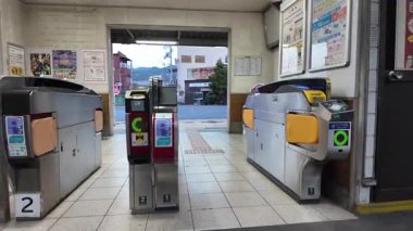 Sessiz Kırsal Demiryolu Japon İstasyonu 'nda kesişiyor. Yüksek kalite 4k görüntü