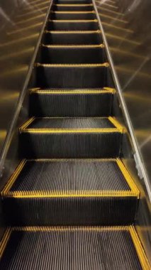 Sarı Güvenlik Hattı olan modern yürüyen merdivenler. Yüksek kalite 4k görüntü