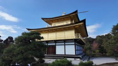 Sersemletici Altın Pavyon Kinkaku-ji Kyoto 'daki Sakin Göl' e yansıyor. Yüksek kalite 4k görüntü