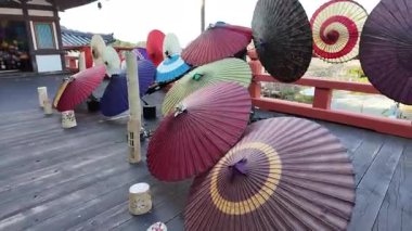 Japon Koruyucu Heykelleri Renkli Geleneksel Şemsiyelerle çevrili. Yüksek kalite 4k görüntü