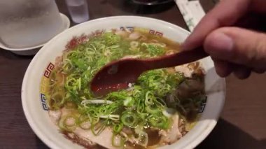 Geleneksel Japon ramen kasesi ve yeşil soğan. Yüksek kalite 4k görüntü