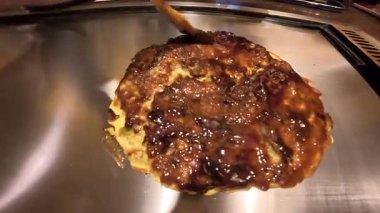 POV Japon Okonomiyaki pişiriyor. Yüksek kalite 4k görüntü