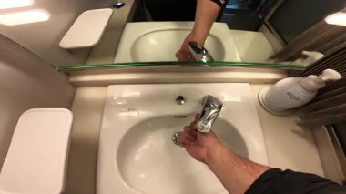 Lavaboda ellerini yıka. Yüksek kalite 4k görüntü