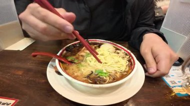 Yemek çubuklarıyla enfes Ramen yiyen POV. Yüksek kalite 4k görüntü