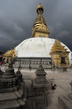 Swayambhunath pagoda bulutlu günde, Kathmandu şehir