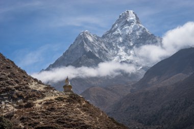 Ama Dablam dağ beyaz stupa, Everest bölgesi ile