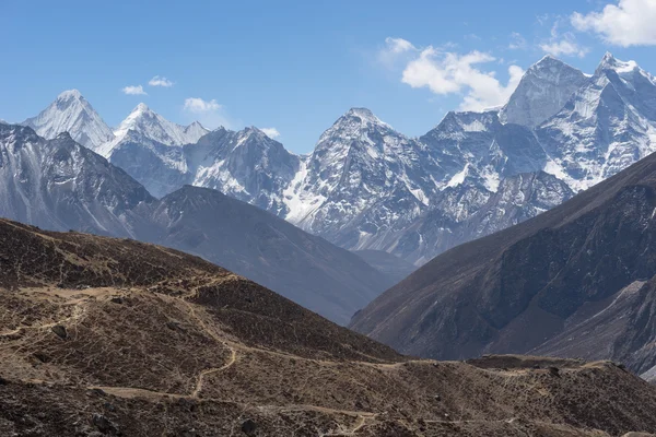 Sendero de trekking al paso de Thukla con pico de montaña Kangtega, Evere — Foto de Stock