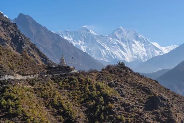 Stupa em frente ao Everest e à montanha Lhotse — Fotografia de Stock