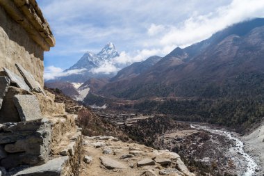 Stupa Pangboche Köyü, Everest bölgesi önünde