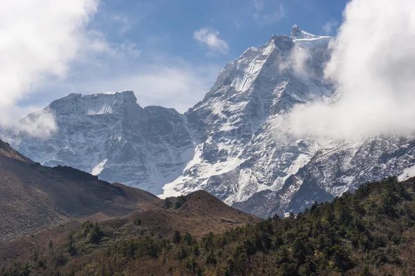 Vrchol hory Kangtega od Pangboche vesnice, Everest region — Stock fotografie