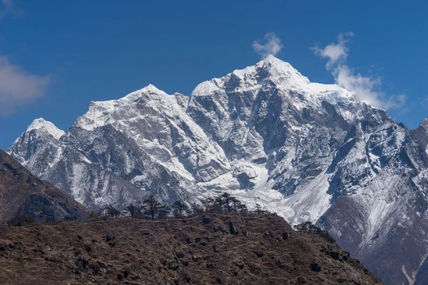 Θέα στην κορυφή βουνού Taboche από το χωριό Namche Bazaar, Everest r — Φωτογραφία Αρχείου