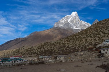 Taboche dağın en yüksek görünümünden Dingboche Köyü, Everest bölgesi