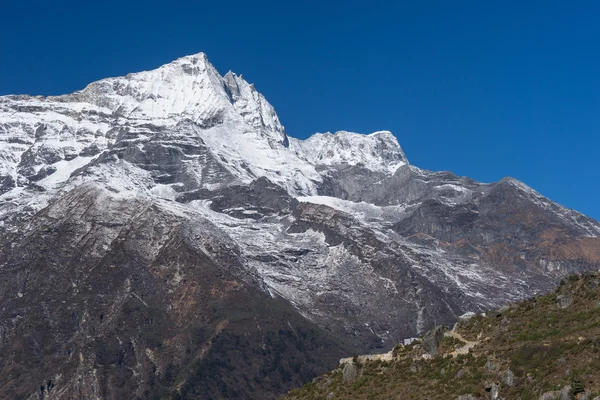 Kongde pico de montaña en Namche Bazaar pueblo — Foto de Stock