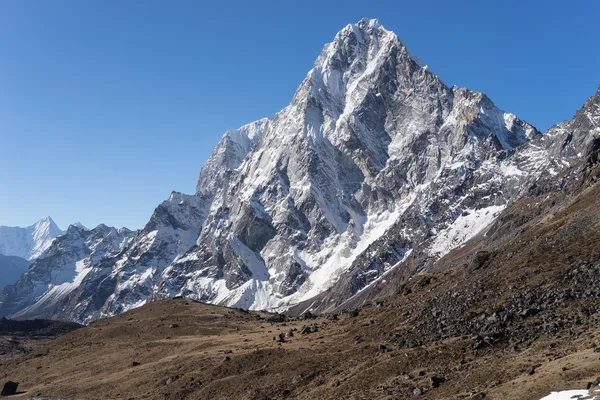 朝は Cholatse 山のピーク — ストック写真