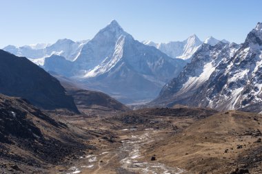 Ama Dablam dağ tepe Çola görünümünden geçiş
