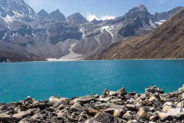 Güzel Gokyo Gölü taş yığını