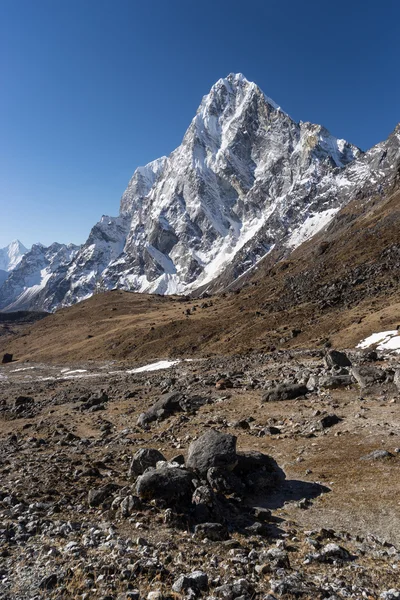 Cholatse Berggipfel am Morgen in dzongla Dorf — Stockfoto