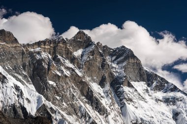 Lhotse Dağı 'nın zirvesi, Everest' teki Chukung Ri 'den Himalaya Dağları' nın Nepal, Asya 'daki dağ yürüyüşü rotası.