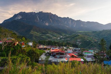 Kinabalu Dağı kitlesi güzel bir gün doğumunda, Borneo Adası, Sabah Eyaleti, Malezya, Asya