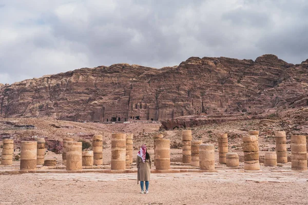 Νεαρός Ασιάτης Ταξιδιώτης Στέκεται Μπροστά Στην Πέτρα Ένα Κορίτσι Που — Φωτογραφία Αρχείου