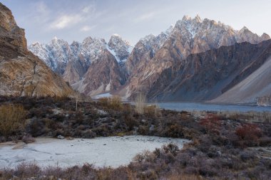 Passu Katedrali dağ kitlesi güzel bir sabah şafağında. Karakoram dağları Pakistan 'ın kuzeyinde, Asya' da