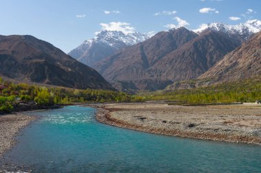Ghizer Vadisi 'nin güzel mavi nehri. Etrafı Hindu Gush dağlarıyla çevrili. Kuzey Pakistan, Asya.