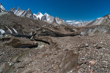 Paiju Dağı 'nın önündeki Baltoro buzulunun suyu K2 ana kamp yürüyüş rotası, Karakoram dağları, Pakistan ve Asya' da.