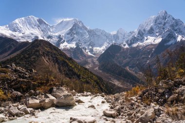 Himalaya dağları, Asya, Nepal 'deki Manaslu çevresindeki Bimthang köyünden manzara manzarası yayar.