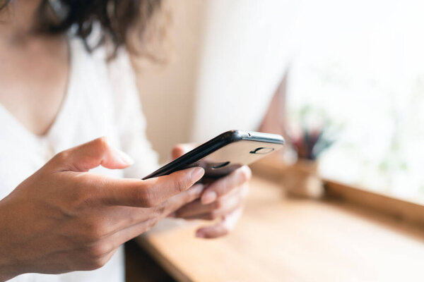 Закрыть руки женщины с помощью смартфона чата и поиска информации с размытым фоном. копировальное пространство технологического бизнеса и концепции социальной дистанцированности. Таиланд