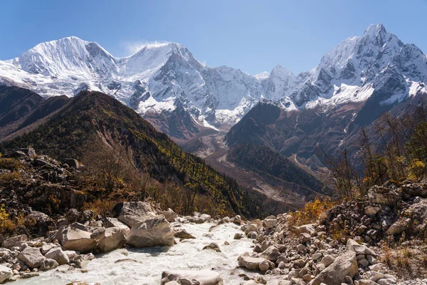 ヒマラヤの山々は ネパール アジアのManasluサーキットトレッキングルートのBimthang村からの風景の範囲 — ストック写真