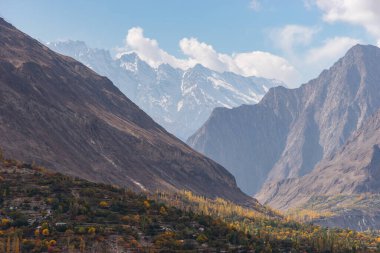 Hunza Vadisi 'nde güzel bir sonbahar sezonu Karakoram sıradağlarıyla çevrili Gilgit Baltistan, Pakistan, Asya