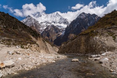 Samagaun köyü, Manaslu çevre yolu, Himalaya dağları, Asya, Nepal 'deki Saula dağ zirvesi manzarası.
